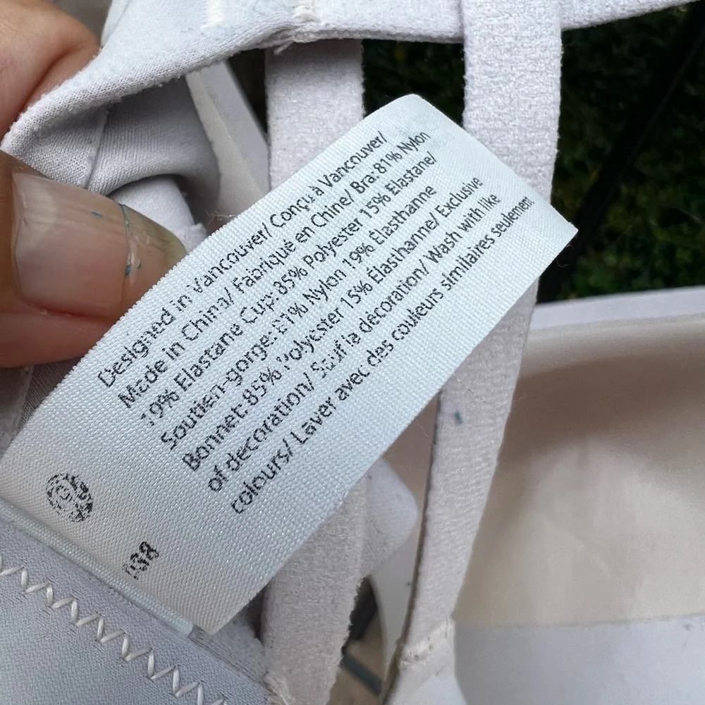▶️ Lululemon ◀️ White Clasp Bra. Size 38 D.